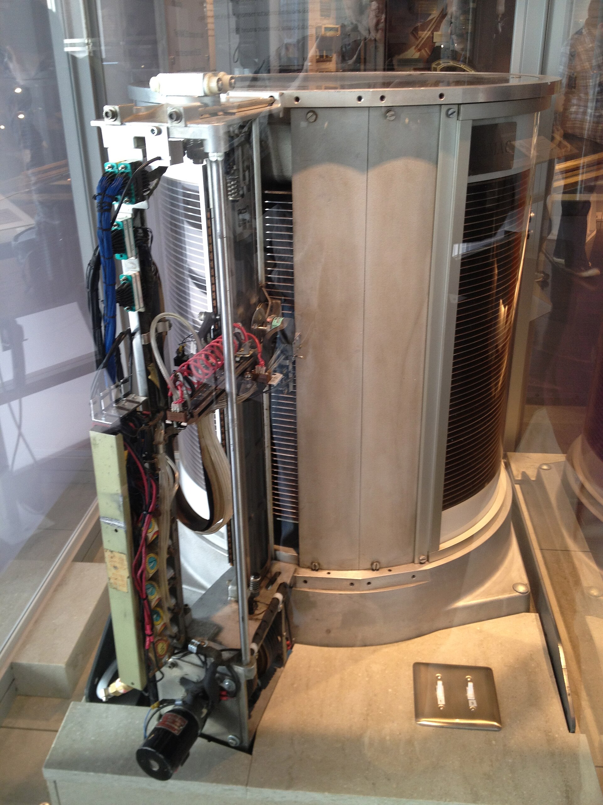 IBM 350 RAMAC 디스크 장치의 쌓인 원판과 헤드 기구