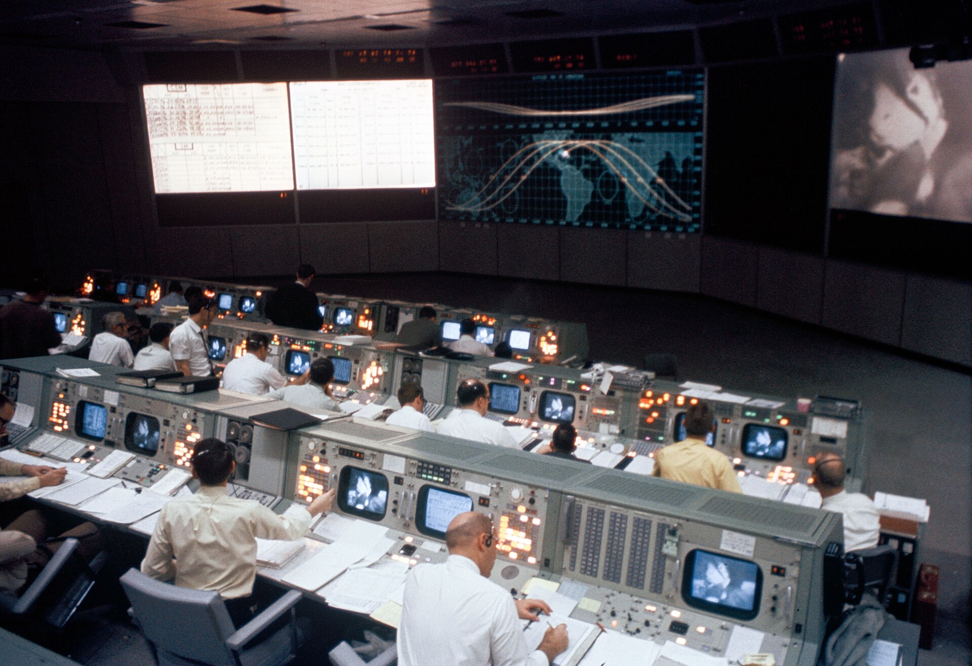 아폴로 9호 비행 중 NASA 관제실의 콘솔과 대형 화면